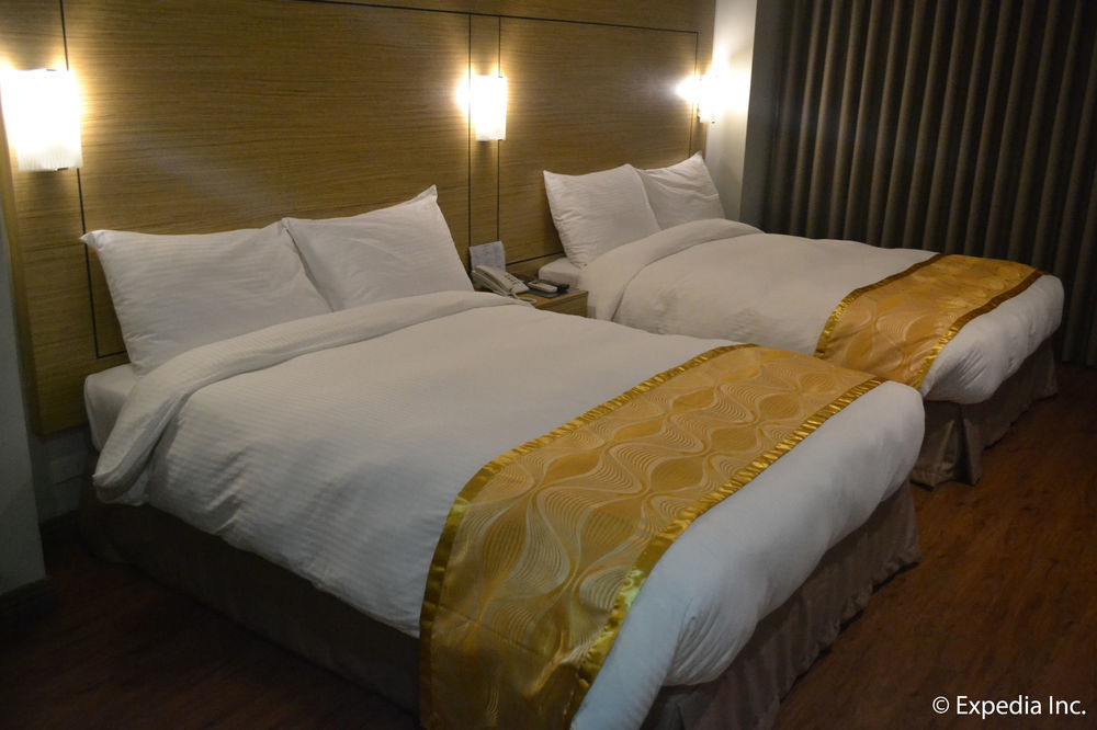Vista Real Hotel Tagaytay City Exterior foto
