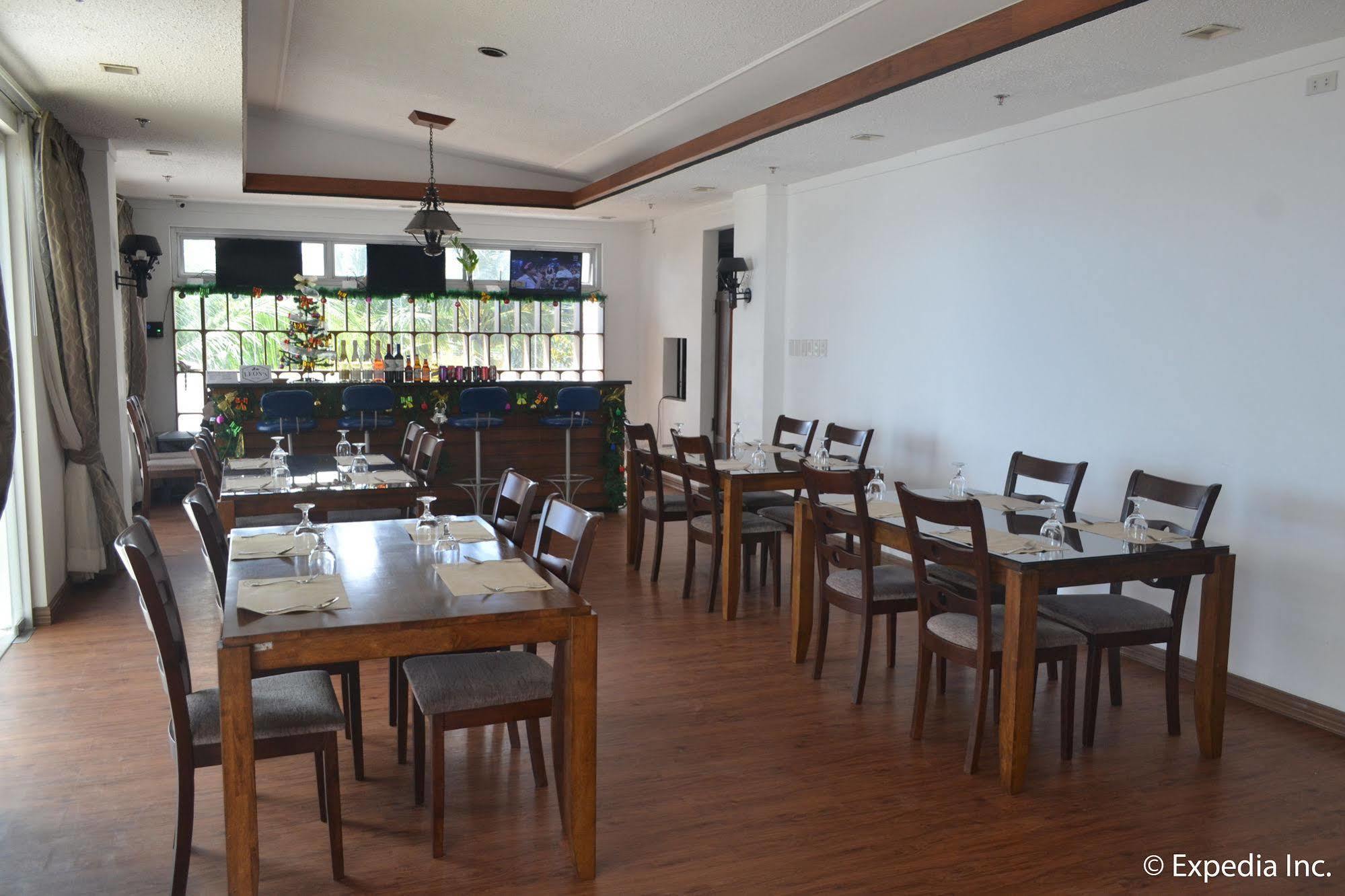 Vista Real Hotel Tagaytay City Exterior foto