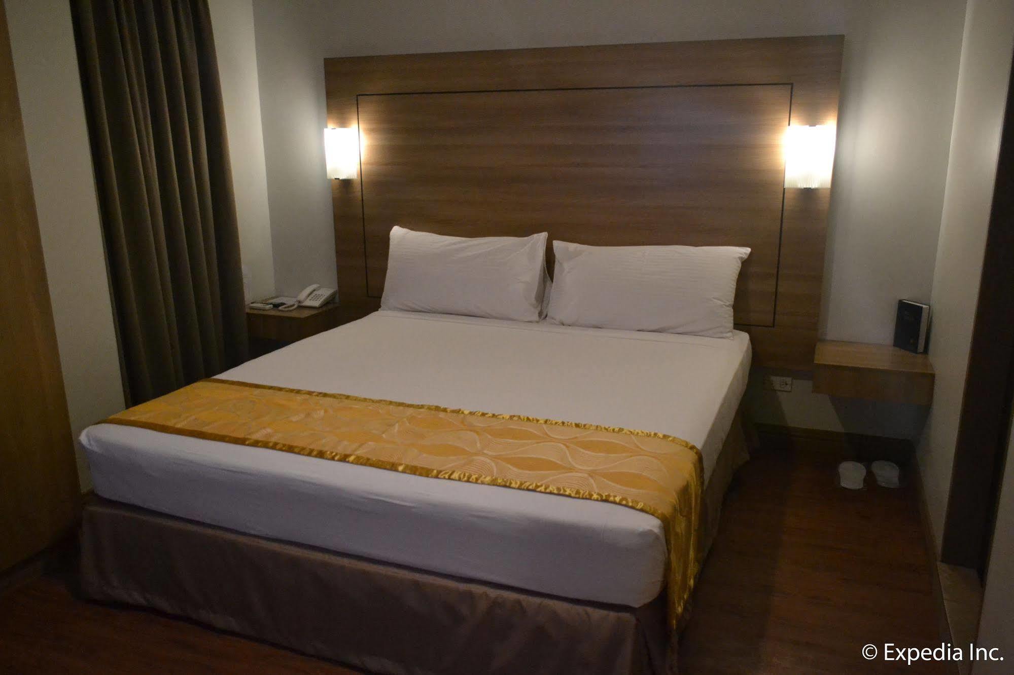 Vista Real Hotel Tagaytay City Exterior foto